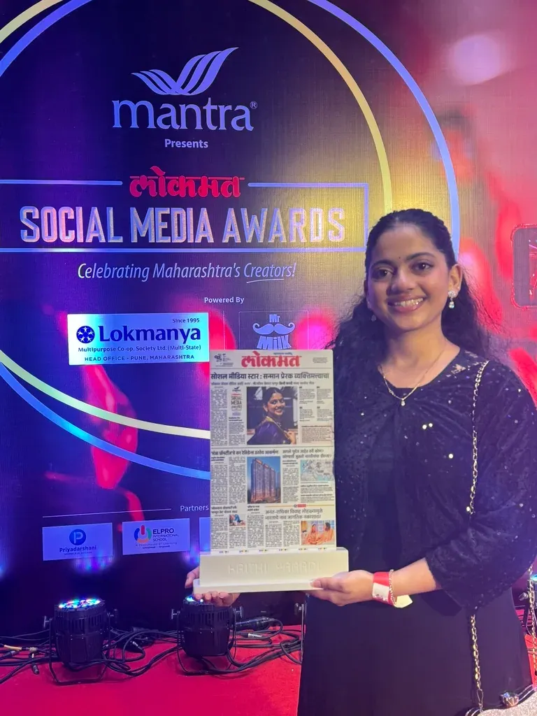 Krithi receiving the Lokmat Social Media Award